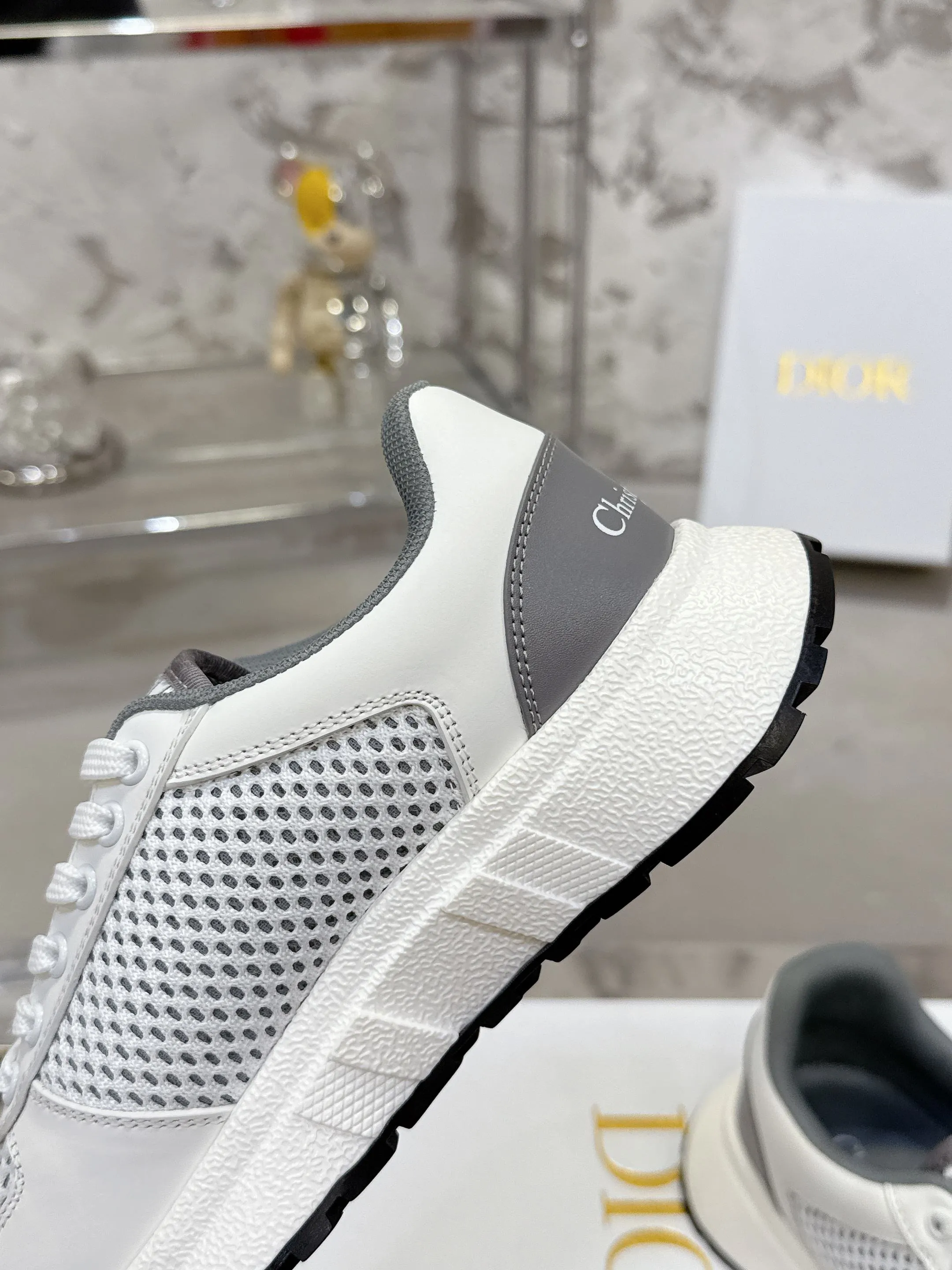 Factory price 680💰 Top version! ! ! Dior Dior's latest Run'n'Dior series, couple's thick-soled casual sneakers, originally purchased, developed and manufactured. This Run'n'Dior reinterprets sports style with an elegant and fashionable shape. The upper is crafted from white mesh fabric and features the Christian Dior Paris signature on the laces and heel. The exquisite two-color sole is light and soft, which can add a high-end temperament to all kinds of casual looks. Exquisite packaging at the delivery counter 🛍📦 ▪️Fabric: Original customized imported first-layer cowhide ▪️Inner lining: Imported original lining ▪️Sole: Original molded non-slip TPU material ▪️Size: Women's 35-41 / Men's 39-46 (Female 40 41 / Men's 38.45.46 customized)